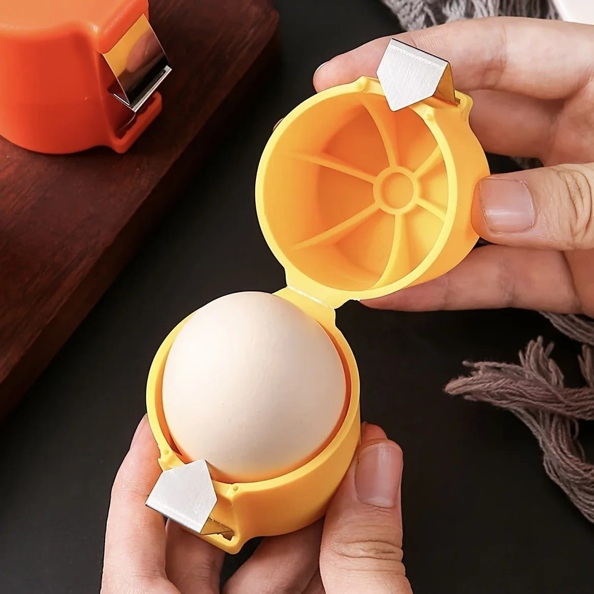 Egg Opener – Ubalay Huye Ande Ka Chilka Sirf 1 Second Mein Utaarein